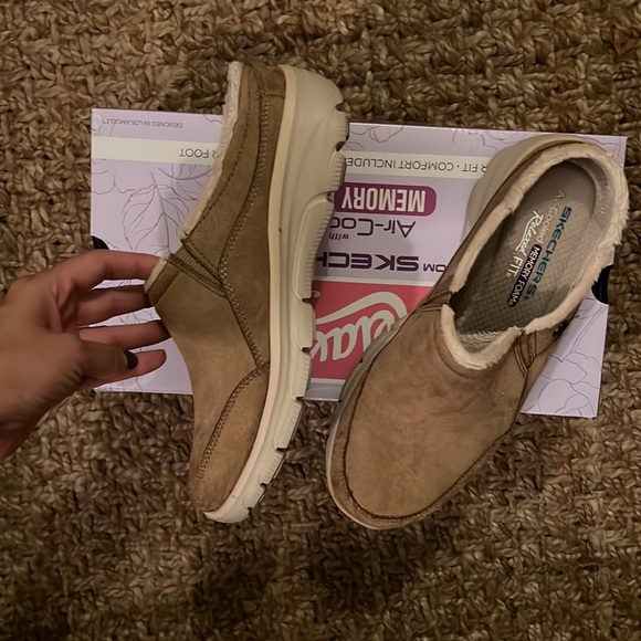 Sketchers 7.5 tan air cooled memory foam shoe worn only once - Picture 2 of 3